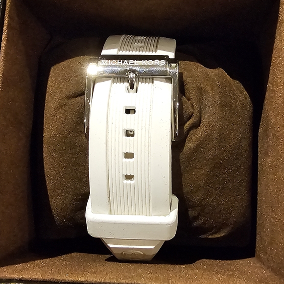 Michael Kors White Silicone Watch - Picture 3 of 4